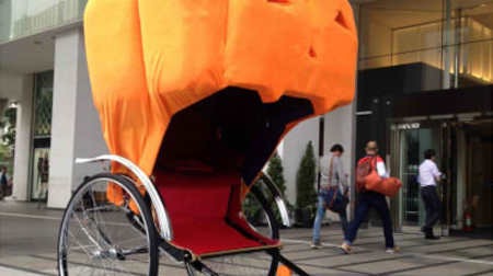 How are you feeling Cinderella? At Shinjuku Takashimaya, a service that tours the city with a "pumpkin rickshaw"