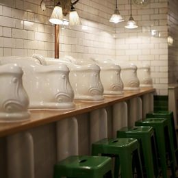 ロンドンに男性用公衆トイレを改装して作ったサンドイッチバー「The Attendant」がオープン