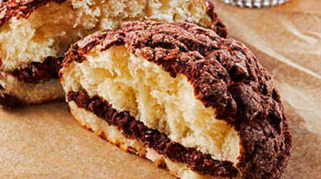 "Chocolate scented chocolate melon bread" from Lawson with "chocolate cream"-sandwiched with chocolate cream