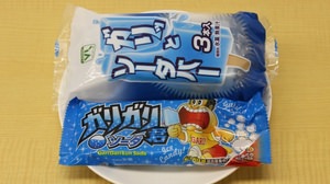 It looks similar ... I tried to compare "Gari-Gari-kun Soda Flavor" and "Gari-Gari Soda Bar"!