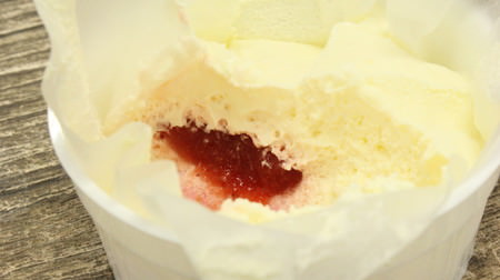 Plenty of fluffy "rare cheese mousse"! I tried 7-ELEVEN's new work "Strawberry Sauce Silk Lea"