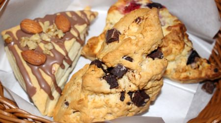 Fermented butter makes it even more delicious! Starbucks "Scone" Renewed--Chocolate, Berry, Nuts