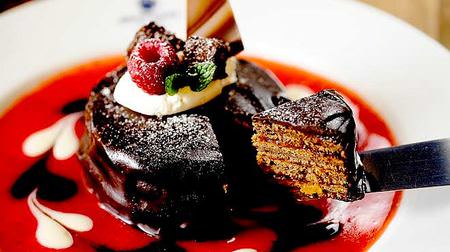 4 layers are luxurious! "Raw chocolate, strawberry and apricot Sachertorte pancakes" at Brothers Cafe