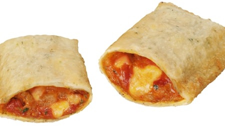 Freshly made "fried pizza" at Ministop! Two types, the classic "Margherita" and the Thai-style "Basil Chicken"