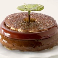 “池のほとり”をイメージ--10台限定、世界に認められたチョコレートケーキ「オ・ボール・ド・レタン」がアンリから