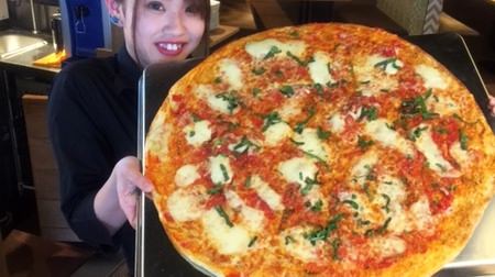 A huge pizza with a diameter of about 50 cm, if you can finish it, it's free! At "California Pizza Kitchen" Lazona Kawasaki store