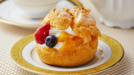 The fruits are gorgeous! Products for "Premium Friday" such as "Premium Cream Puff" for Lawson