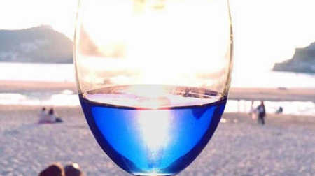 世界で話題の“青ワイン”日本初上陸--スペインで約2年かけて開発された「Gik」