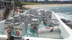 ビール缶が一杯のプールで泳ぎたい？―世界最大のクーラーボックスがオーストラリアに登場