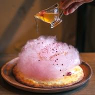 神田シュマッツに春を祝う「桜コットンキャンディピザ」--はちみつとショウガのソースをかけて