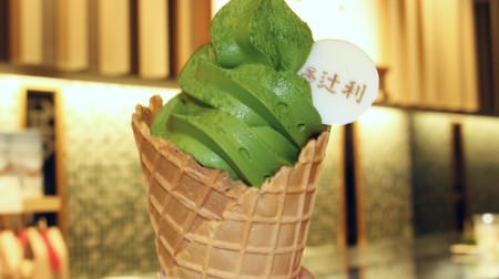 Toshi Tsuji from Kyoto finally opens its first store in Tokyo! The limited "Tsujiri Soft Dark Tea" is "double the Uji Matcha" and is super rich.