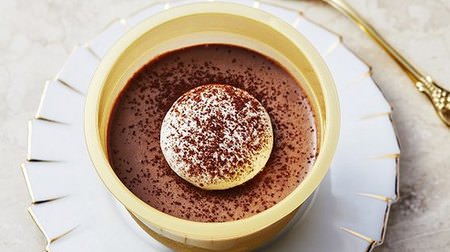 The second Lawson x Godiva is "Chocolat Pudding"-a rich pudding topped with whipped cream!