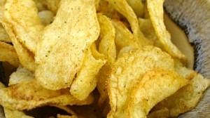 Eating one bag of potato chips a day for a year is equivalent to drinking 5 liters of cooking oil.