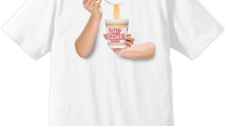 あの「カップヌードル食ってる風Tシャツ」がついに商品化！ネットで話題のアイテム、売り切れ必至かも？