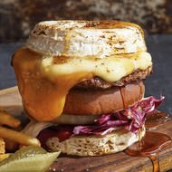肉もパンもチーズでサンド！「スーパーチーズバーガー」がJ.S. BURGERS CAFEに復活