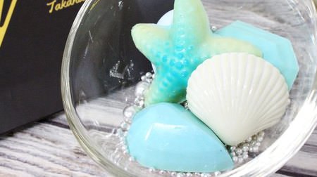 The sparkling sea chocolate "Sea Jewelry Chocolat" is wonderful--the beautiful shells are champagne flavored!