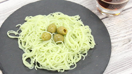 Discovered in KALDI! The beautiful green-colored "olive somen" is a super horse--the chewy texture becomes addictive ~