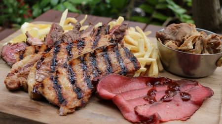 The first "meat festival" in the Yona Yona beer garden! A selection of meat dishes that go well with beer, such as the exciting ribeye steak