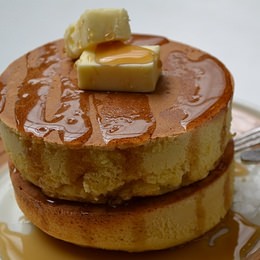 2枚ではなく「2段」―日本で2番目に分厚いという、鎌倉「イワタ珈琲店」のパンケーキの厚さは何センチ？