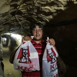 ケンタッキーフライドチキンをガザ地区で食べるには、エジプトから地下トンネル経由で密輸する