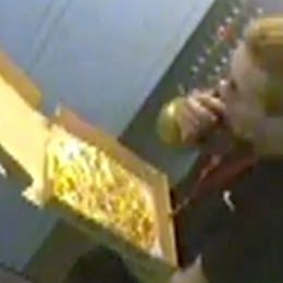 ピザのトッピングを盗み食いするピザ配達員が話題に ― その時間配分が見事！