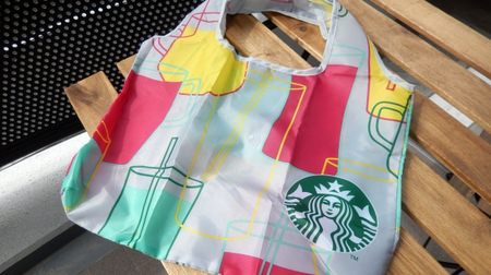 If you drink Starbucks Tea Beverage 3 times, you will get a "Limited Eco Bag"! Hurry up because it's on a first-come, first-served basis!
