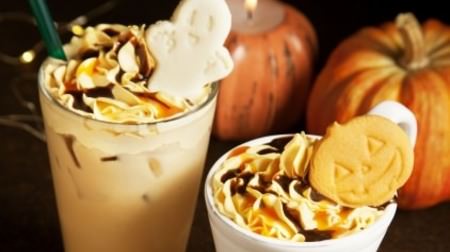 "Halloween pumpkin latte" with cute cookies on Tully's--Pumpkin and chocolate sauce