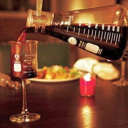 フラスコみたいなデカンタや、ビーカーみたいなワイングラス 「Periodic TableWare（周期表テーブルウェア）」