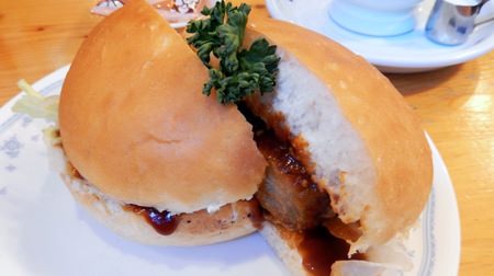 Finally released nationwide! I ate Komeda's "Demi-glace burger"-the thick hamburger is plump and juicy, and the buns are fluffy!