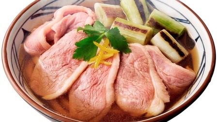 丸亀製麺に冬のぜいたく「鴨ねぎうどん」！肉厚やわらかな鴨肉と、甘く香ばしい焼きねぎをのせて