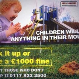 子どもは何でも口に入れちゃうよ！―子どもが犬の糞を口にしている英国のポスターが物議を醸す