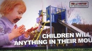 子どもは何でも口に入れちゃうよ！―子どもが犬の糞を口にしている英国のポスターが物議を醸す