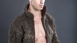 男の胸毛100％のコート販売開始 ― 胸毛は男らしさの象徴なのか？