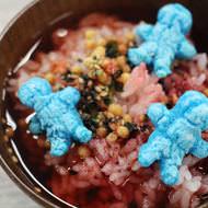 「東京ゾンビ お米でできた人型スナック（ジューシー焼肉味）」と「ゾンビ茶漬け」食べてみた！真っ青ゾンビフード！ハロウィンパーティーやインパクト狙いのお土産に