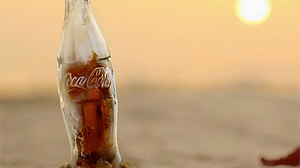 氷のボトル入りコカ・コーラ登場 ― 冷たくて、かじれて、しかもエコ！