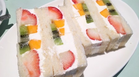 The frutas parfait and fruit sandwiches, which are served with fruits in front of you, are luxurious and super horse!