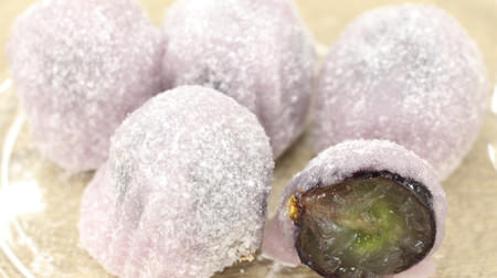 "Grape Mochi Pione" with raw fruits in it is juicy though it is a Japanese sweet! -Chateraise