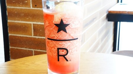 Starbucks store limited "Watermelon Raspberry Squeeze" is cool and fresh! A bright red beverage that feels summer