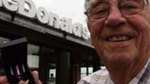 世界最高齢のマクドナルド店員は、88歳の英国人 Bill Dudley さん