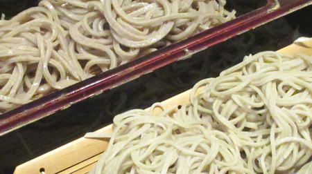 "Two-colored soba" from the famous soba restaurant "Kawasemi" in Meguro-Eat and compare thin soba and thick coarsely ground countryside soba