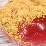 ほんのり柘榴の香り！「和三盆 赤わらび餅」はローソンで見つけた癒しの和菓子-きな粉の量を調節しながら楽しんで