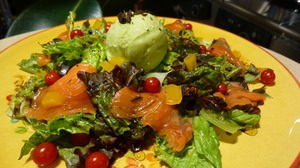 A rich "avocado sorbet" salad is now available at the chocolate specialty store "Joel Durand"