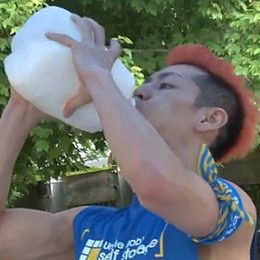 ホットドッグ早食い選手権6連覇の小林尊さん、1ガロンの牛乳を20秒で飲み干し、米国で話題に