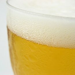 ビール早飲み祭りで優勝した男性が死亡 ― 飲んだビールの量は6リットル