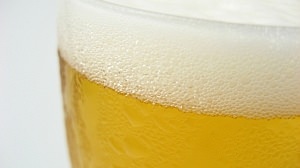 ビール早飲み祭りで優勝した男性が死亡 ― 飲んだビールの量は6リットル