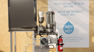 汗まみれのシャツから汗を絞り、飲料水に変える「Sweat Machine（汗マシン）」 ― ユニセフが開発