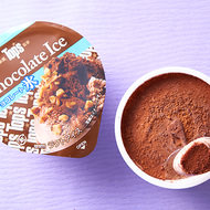 トップス初の“氷”を使ったアイス、セブン限定で！「トップス チョコレート氷」香ばしいローストくるみ入り