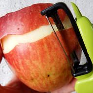 リンゴの皮もスルスルむける！ニトリの「タテヨコピーラー」--刃が回転、右利き・左利きとも使えます