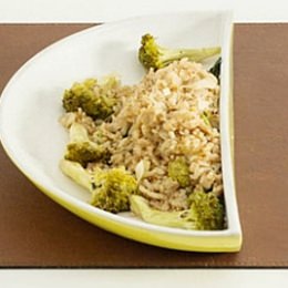 お皿でカロリー50％オフ！－食事の量を半分にする（？）食器「HALVED（半分）」