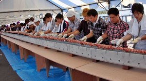 The world's longest “bond” yakitori--Challenge to bake a 20m long “yakitori”